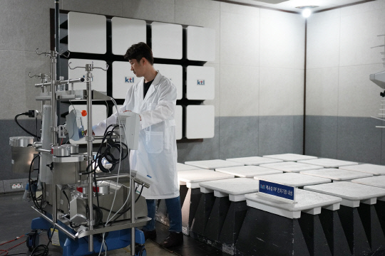 KTL 연구원의 해외인증 획득지원 위한 전자파분야 시험평가 중이다. <KTL>